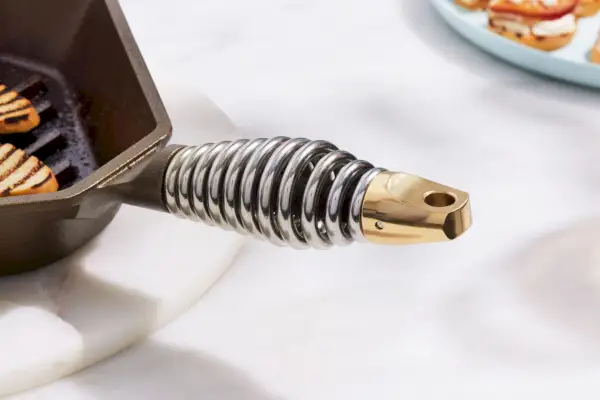 Eine Nahaufnahme der 10-Zoll-Grillpfanne aus Gusseisen von Finex