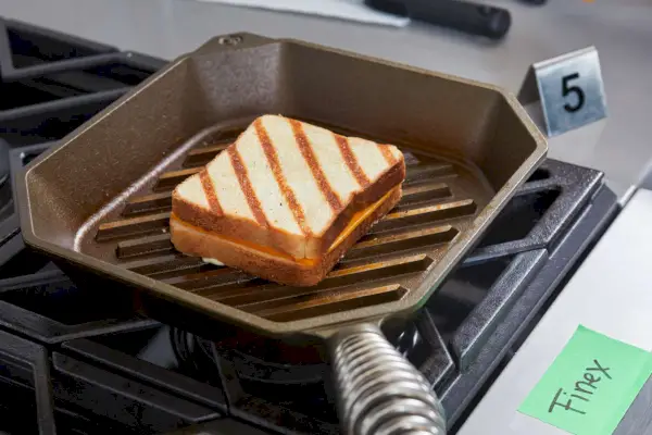 Ein gegrillter Käse, der in der 10-Zoll-Grillpfanne aus Gusseisen von Finex zubereitet wird.