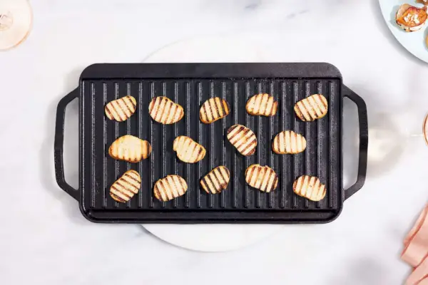 Geröstetes Brot auf dem Lodge Cast Iron Reversible Grill/Griddle.