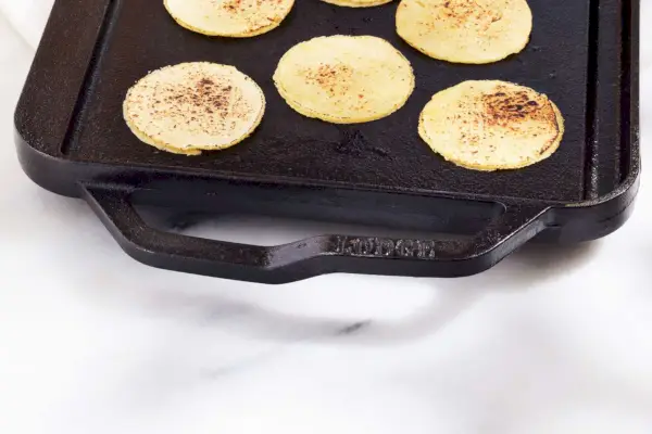 Nahaufnahme des umkehrbaren Gusseisen-Grills/Grills von Lodge