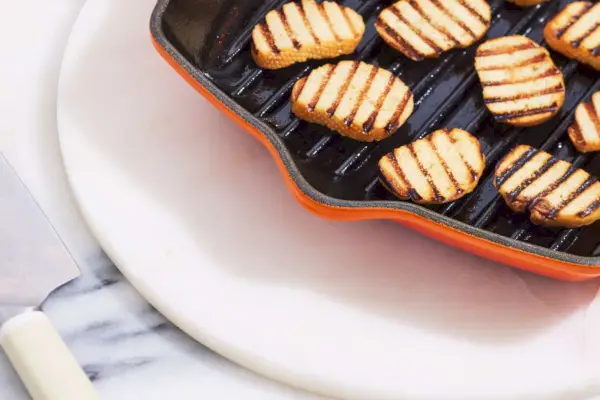 Gegrillte Brotscheiben in der quadratischen Grillpfanne von Le Creuset.