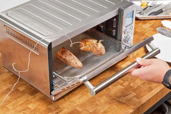 Breville スマート オーブン エア フライヤーで肉を調理する
