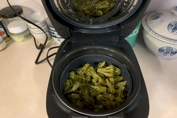 Brócolis na panela de arroz por indução Zojirushi