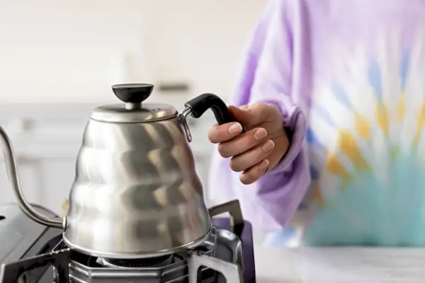 Persona che mette l'Hario V60
