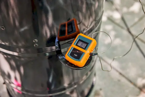 הטמפרטורה בתוך חבילת Pit Barrel Cooker Classic - 18.5 אינץ' תוף מעשן נבדקת