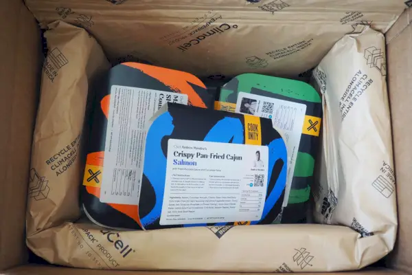 CookUnity-Mahlzeiten im Karton mit ClimaCell-Verpackung