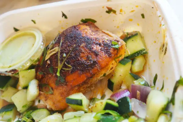 Nahaufnahme von CookUnity Cajun-gebratenem Lachs
