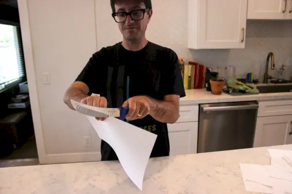 Personne utilisant un couteau à briser F. Dick de 10 pouces, sol creux pour couper du papier