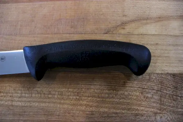 Gros plan du manche du couteau de boucher Pro Zwilling Twin Master de 8 pouces