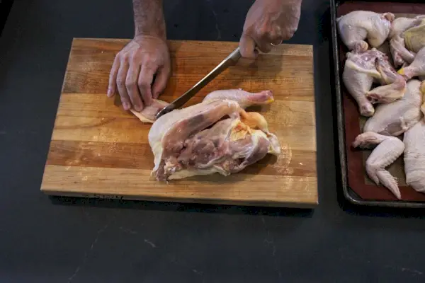 Personne utilisant un couteau de boucher lourd Global GF-27-7 de 7 pouces pour couper de la viande