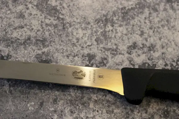 Un gros plan du logo et des informations sur le couteau à filet flexible Victorinox de 8 pouces