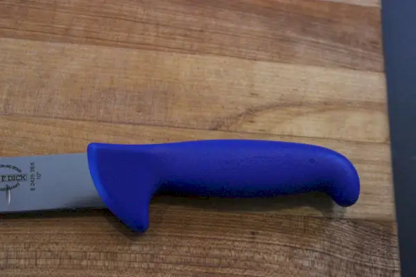 Gros plan du couteau à briser F. Dick de 10 pouces, logo Hollow Ground