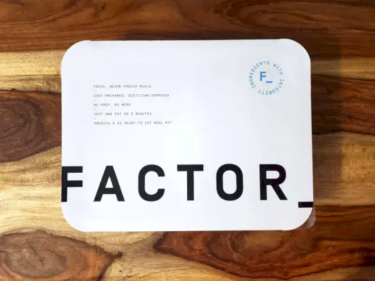 Faktor připravené jídlo v kartonovém obalu