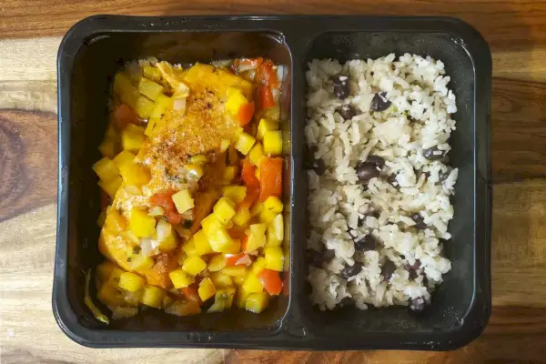 Factor mango salsa losos s kokosovou rýží a černými fazolemi v plastovém tácku