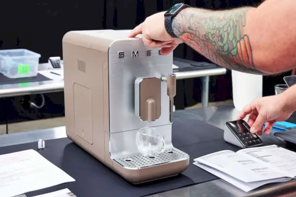 Pessoa programando a cafeteira Keurig K-Supreme Plus