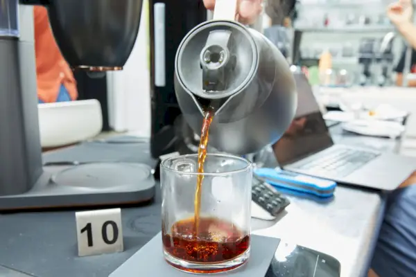 Pessoa removendo o filtro da cafeteira Breville The Grind Control