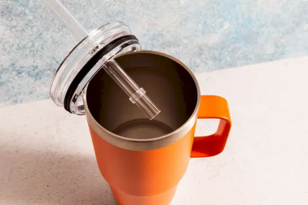 Nahaufnahme von Stroh auf einem Yeti-Becher, der auf einer Arbeitsplatte steht