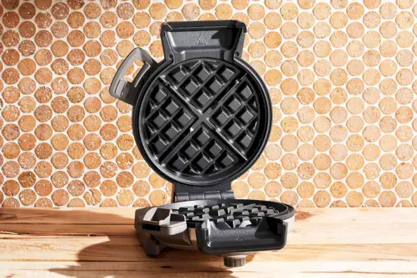 Vafle na zdvíhanie rúk z vertikálneho vaflovača Cuisinart s obracačom na palacinky
