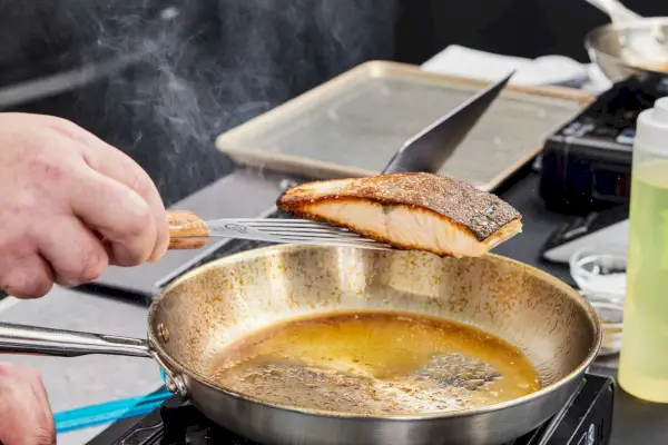 Osoba, ktorá vypráža mäso Misen Stainless Panvica