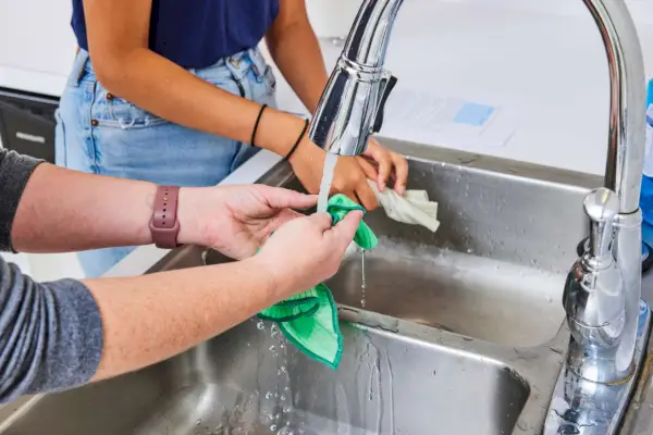 Osoba pere základní tkaninu z recyklovaného mikrovlákna Full Circle Renew.