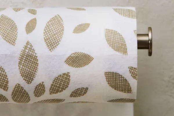 Role Ecozoi Bamboo Reusable Paper Towel na držáku papírových ručníků.