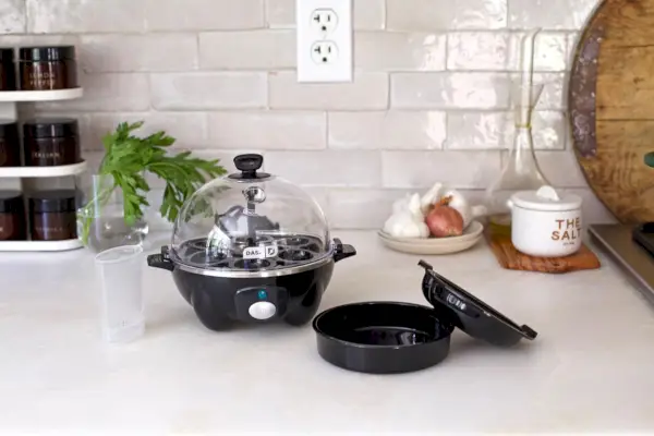 Dash Rapid Egg Cooker a díly na kuchyňskou linku
