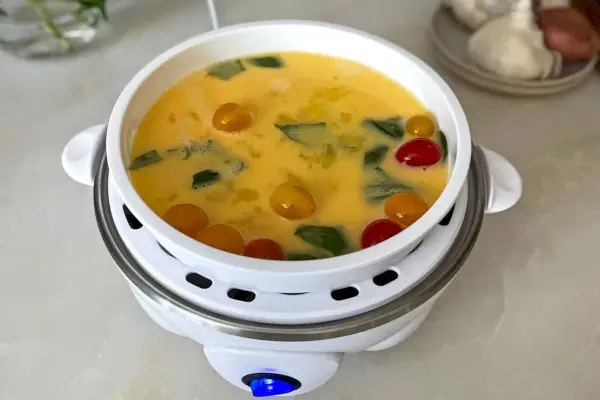 Rychlý vařič na vejce Dash Deluxe se směsí na omeletu uvnitř