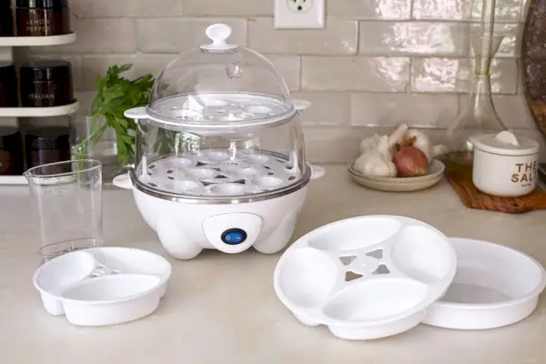 Dash Deluxe Rapid Egg Cooker a díly na kuchyňskou linku