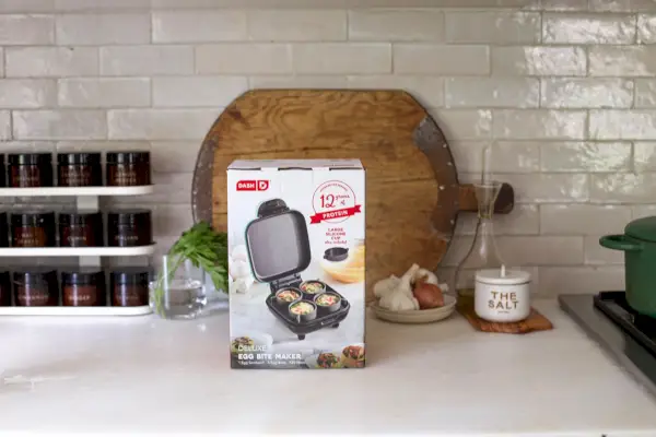 Dash Deluxe Egg Bite Maker box na kuchyňskou linku