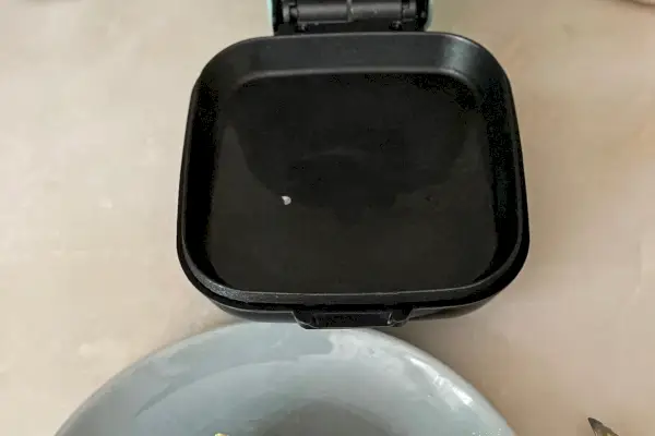 Dash Deluxe Egg Bite Maker s otevřeným víkem sedící na kuchyňské lince