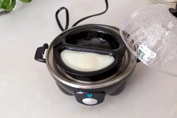 Dash Rapid Egg Cooker s jednoduchým vařením vajec uvnitř