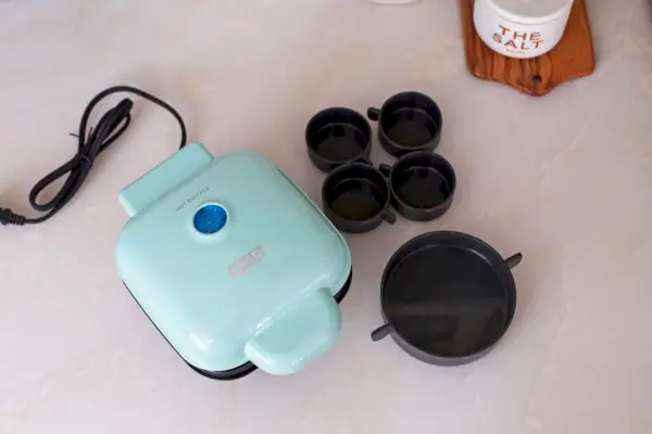 Dash Deluxe Egg Bite Maker a díly na kuchyňskou linku