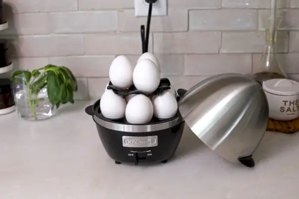 Cuisinart Egg Central plněný vejci na kuchyňské lince
