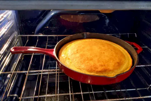 Ein Kuchen, der in der vorgewürzten 12-Zoll-Gusseisenpfanne von Bruntmor gebacken wird