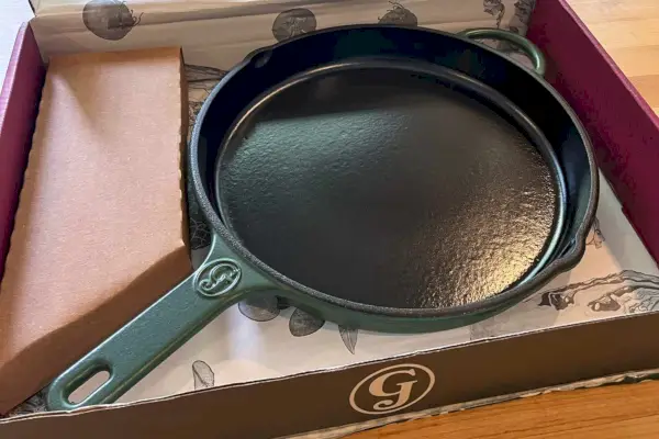 Die Great Jones 12-Zoll-King-Sear-Pfanne in der Box