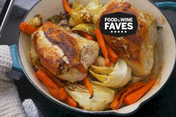 Hähnchen und Gemüse in einem Crock-Pot aus emailliertem Gusseisen