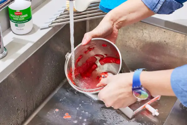 Osoba, ktorá oplachuje sorbet z misky z 2-štvrťového zmrzlinovača Whynter