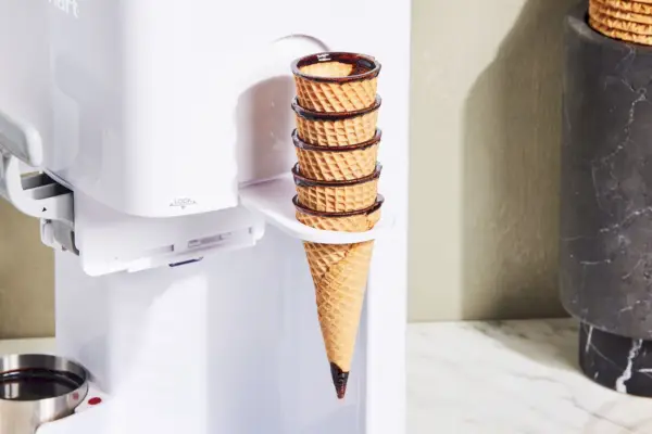 Cukrové kornútky v držiaku na zmrzlinu Cuisinart Soft Serve
