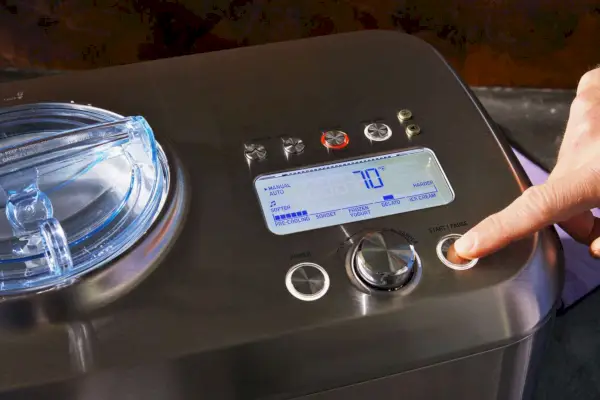 Osoba upravujúca ovládacie prvky pre Breville The Smart Scoop Ice Cream Maker