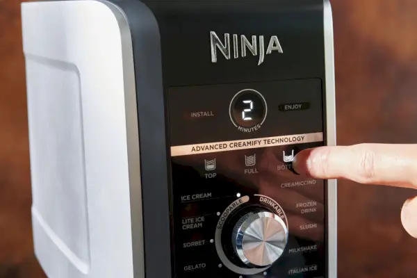 Obrazovka stlačenia prsta na zmrzlinovači Ninja Creami Deluxe 11 v 1 XL
