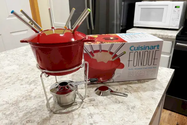 Cuisinart 13-dielna súprava liatinového fondue, červená (FP-115RS) vedľa krabice