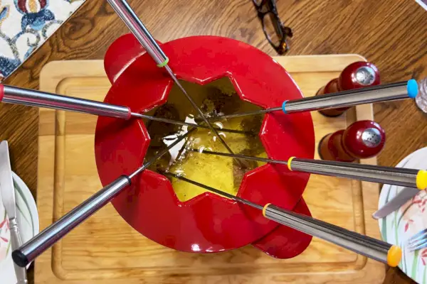 Cuisinart 13-dielna súprava liatinového fondue, červená (FP-115RS) zhora