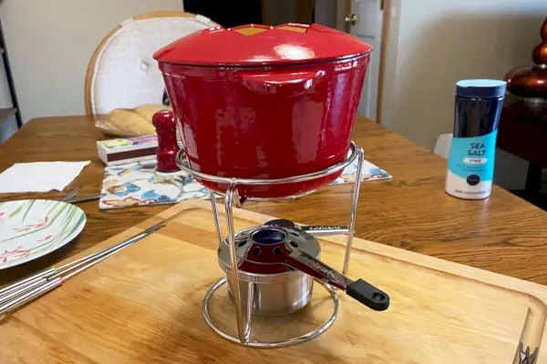 Cuisinart 13-dielna súprava liatinového fondue, červená (FP-115RS) na carvingovej doske