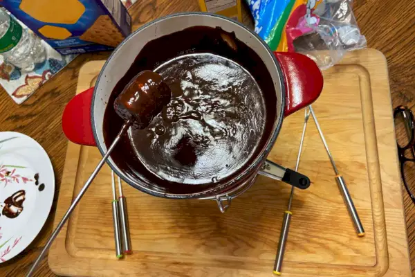 Cuisinart 13-dielna súprava liatinového fondue, červená (FP-115RS) plnená čokoládou