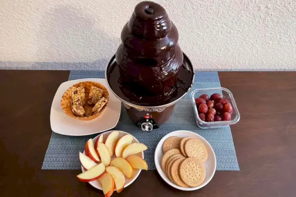 Trojvrstvová elektrická čokoládová fondue fontána Nostalgia (CFF965) naplnená čokoládou