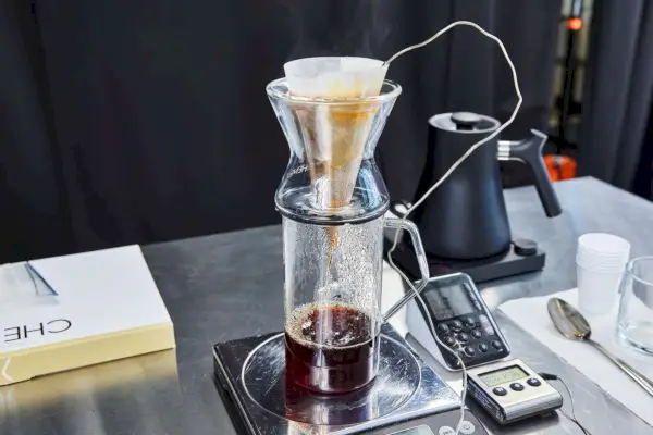 Osoba programująca ekspres do kawy Keurig K-Supreme Plus