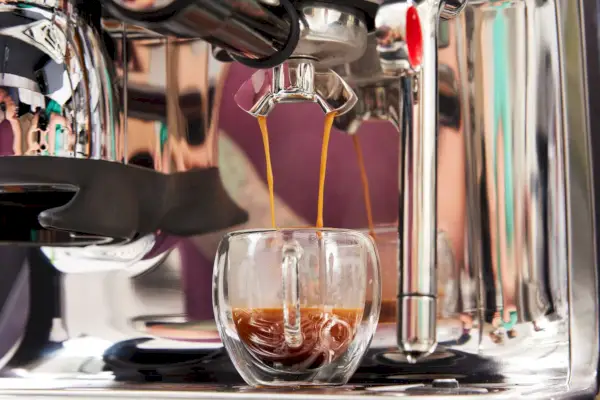 The Breville The Barista Touch Impress preparando um café expresso