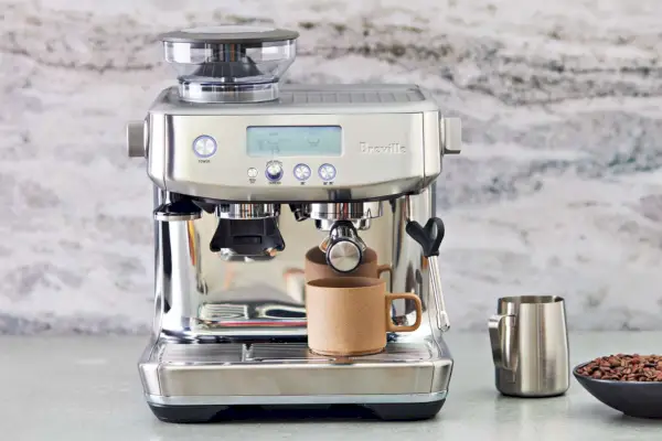 Máquina de café expresso Breville The Barista Express em balcão de mármore