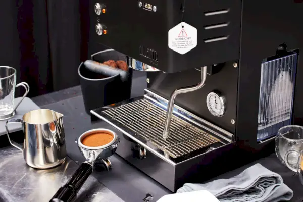 A máquina de café expresso Diletta Mio sobre uma mesa