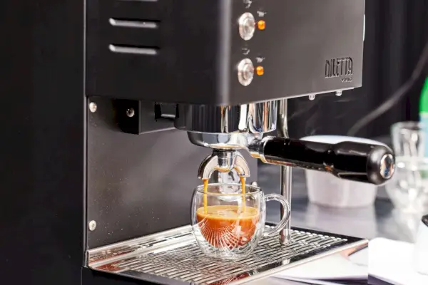 Close da máquina de café expresso Diletta Mio preparando um expresso